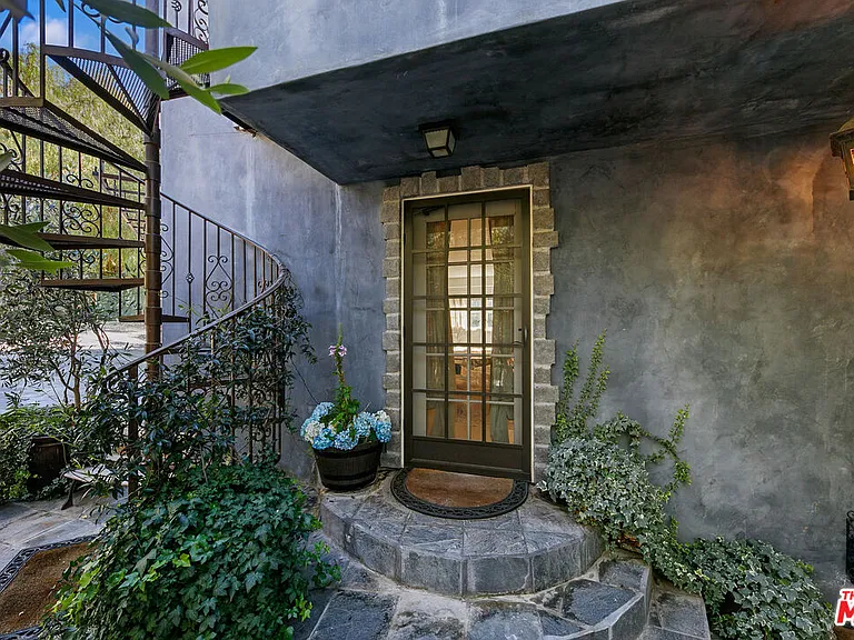 2851 Seabreeze Dr — Photo 50