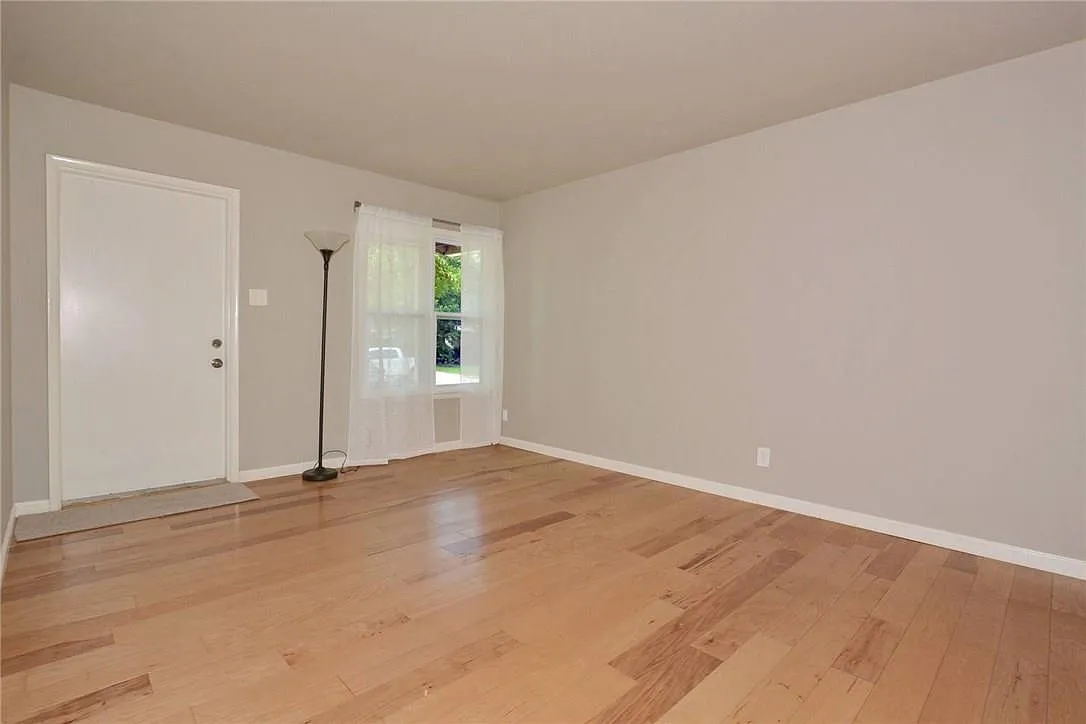 3 bed, 1.0 bath, 924 sqft, $2,290 — Photo 3