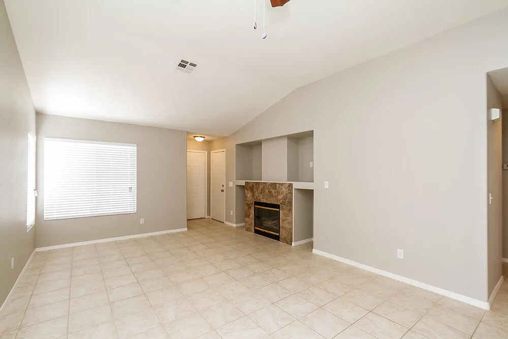 3 bed, 2.0 bath, 1282 sqft, $2,010 — Photo 2
