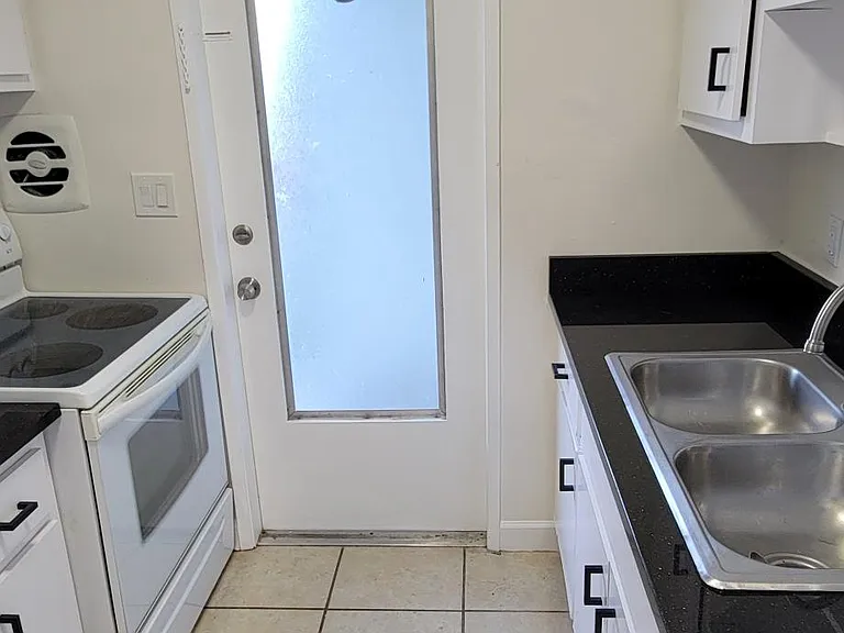 3204 NE 7th Pl #2 — Photo 5