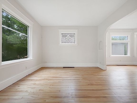 5th image of 804 Hawthorne Ave E