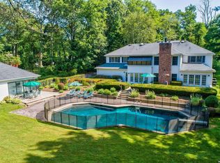 1 North Ct, Oyster Bay Cove, NY 11771