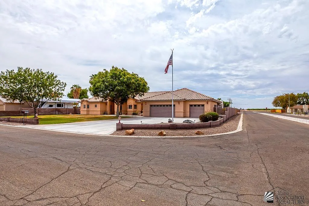3 bed, 2.0 bath, 2165 sqft, $2,100 — Photo 2