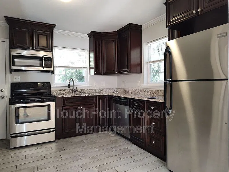 3 bed, 1.0 bath, 988 sqft, $1,995 — Photo 3