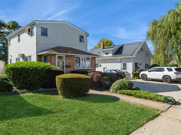 223 W Nicholai Street, Hicksville, NY 11801