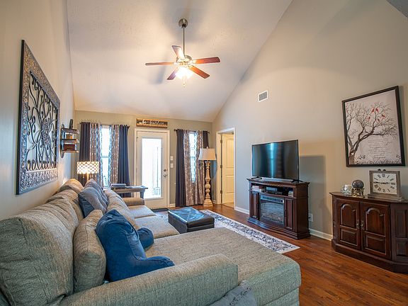 3rd image of 918 Granville Drive 242