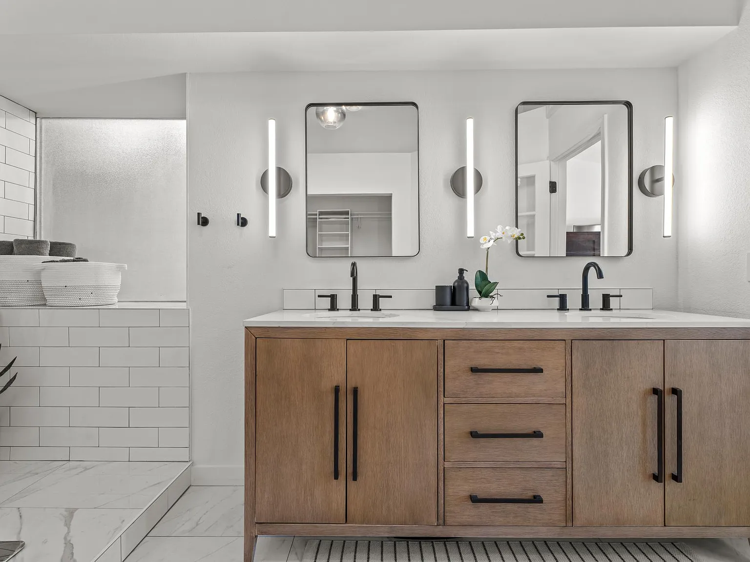 3001 E Redwood Ln — Photo 2
