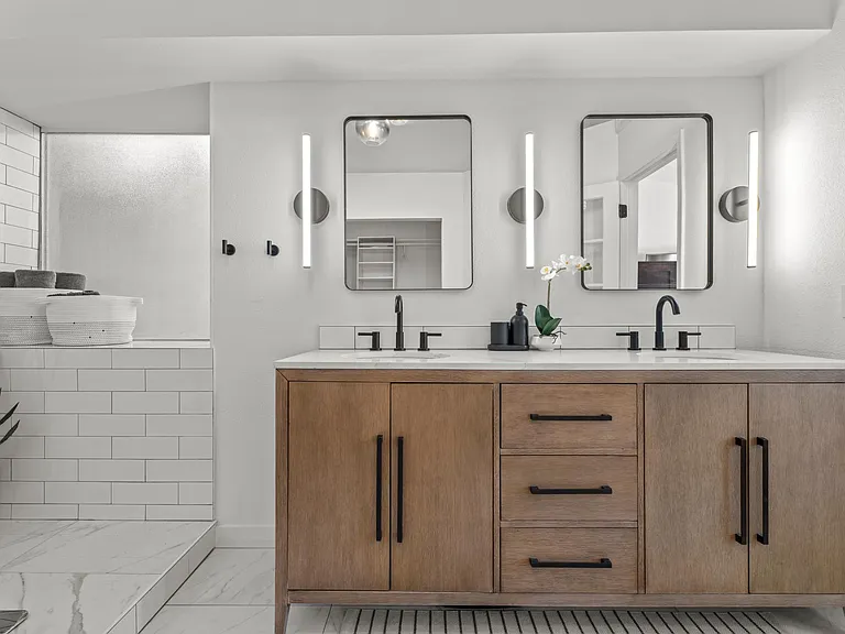 3001 E Redwood Ln — Photo 2