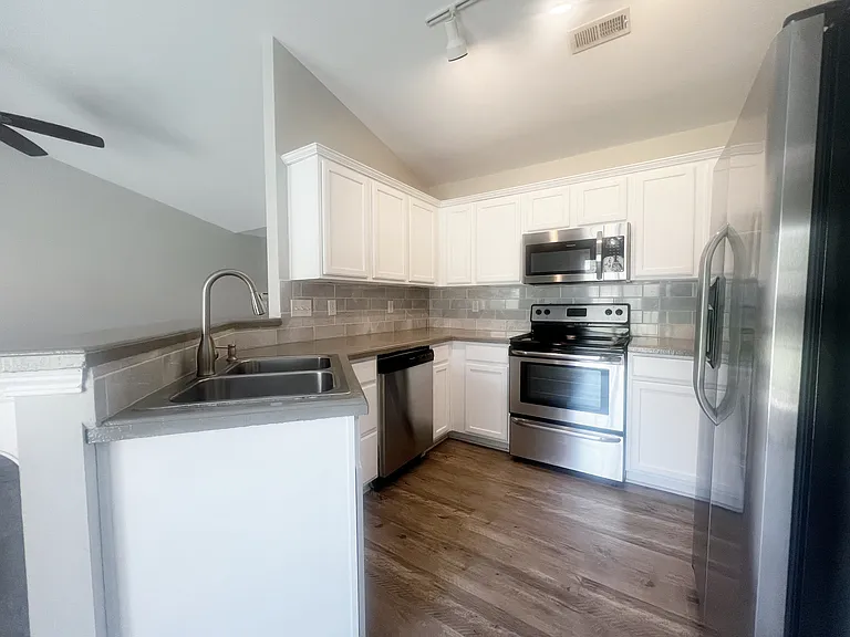 113 Garfield Ln — Photo 5