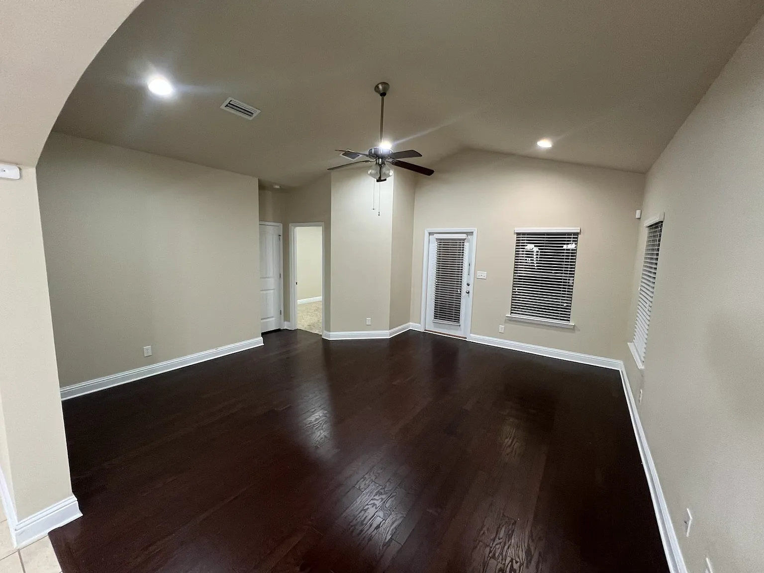 3 bed, 1736 sqft, $1,900 — Photo 2