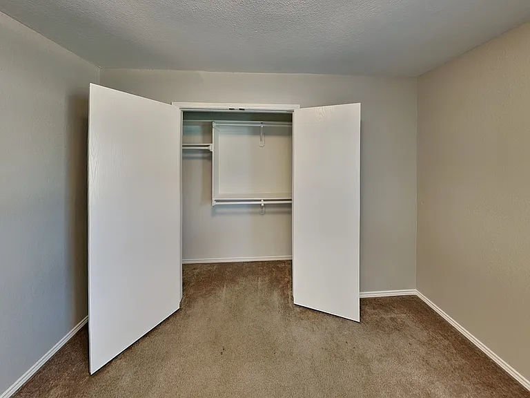 516 E Oak St — Photo 13