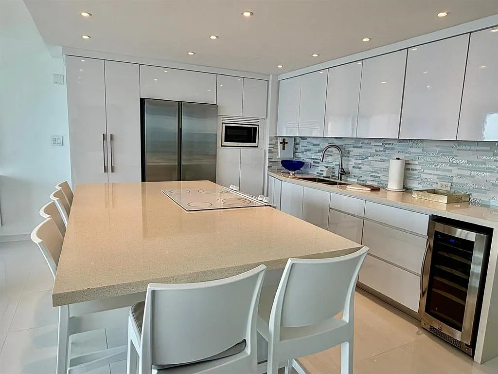 2 bed, 2.0 bath, 1000 sqft, $4,000 — Photo 3