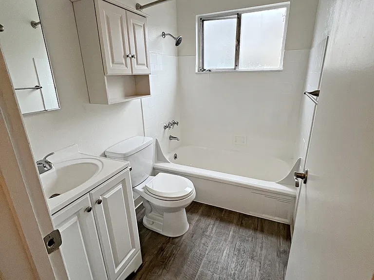 Capri Apartments — Photo 27