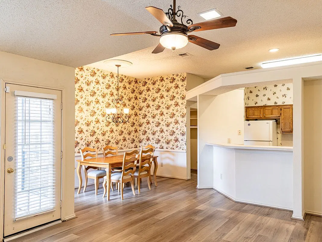 3 bed, 2.0 bath, 1360 sqft, $2,300 — Photo 3