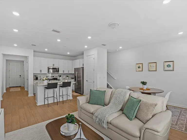 276 SW Sally Way — Photo 16