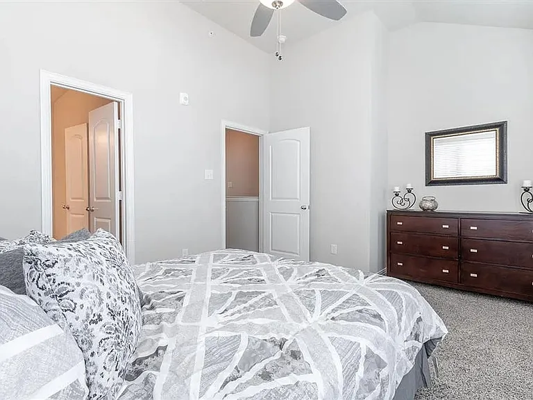 301 E Lamar St — Photo 8