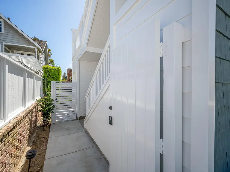 215 Poinsettia Ave #1/2 — Photo 32