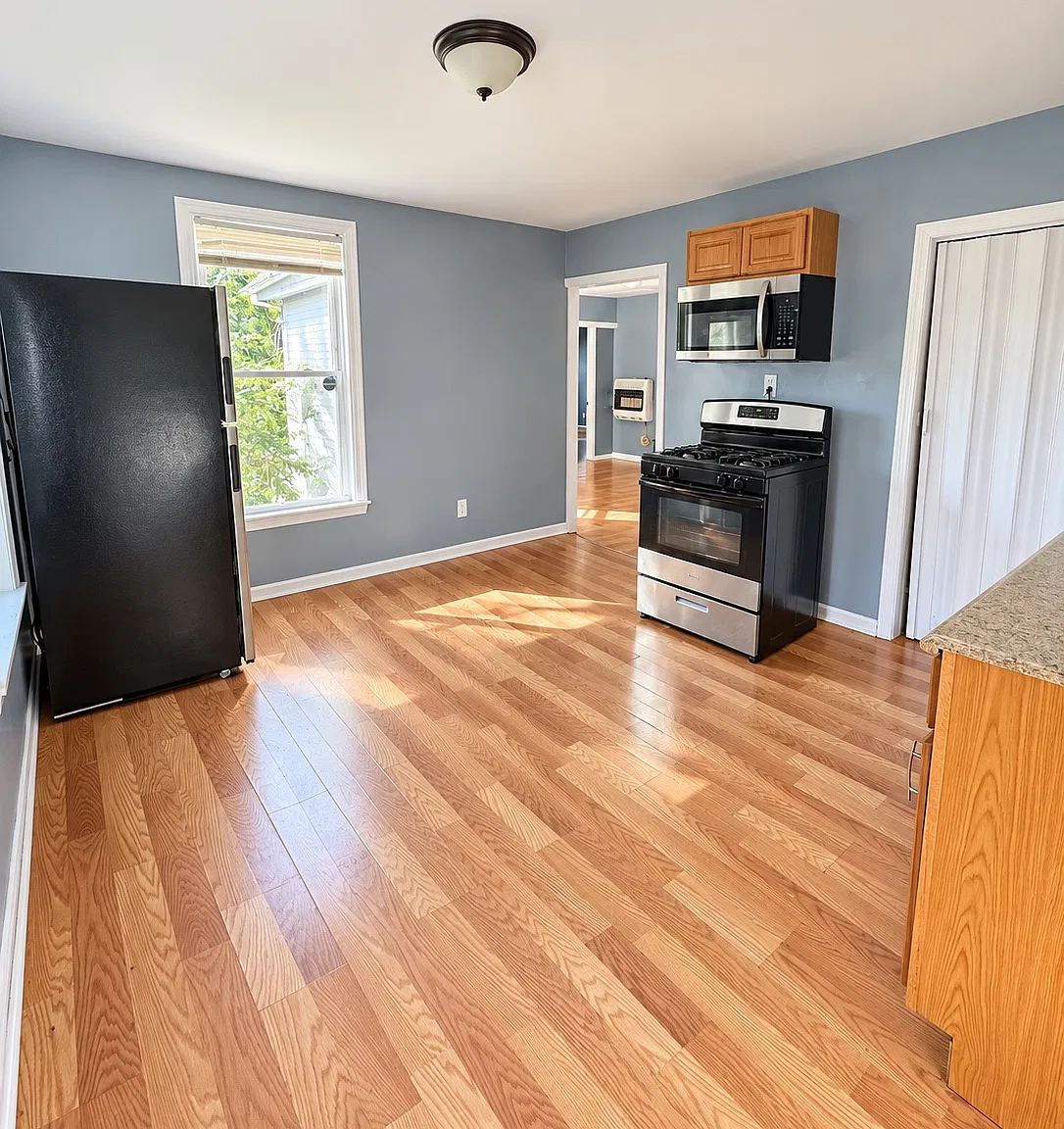 3 bed, 900 sqft, $2,000 — Photo 1