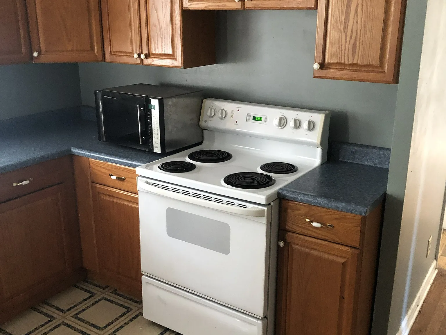 4 bed, 912 sqft, $1,200 — Photo 2