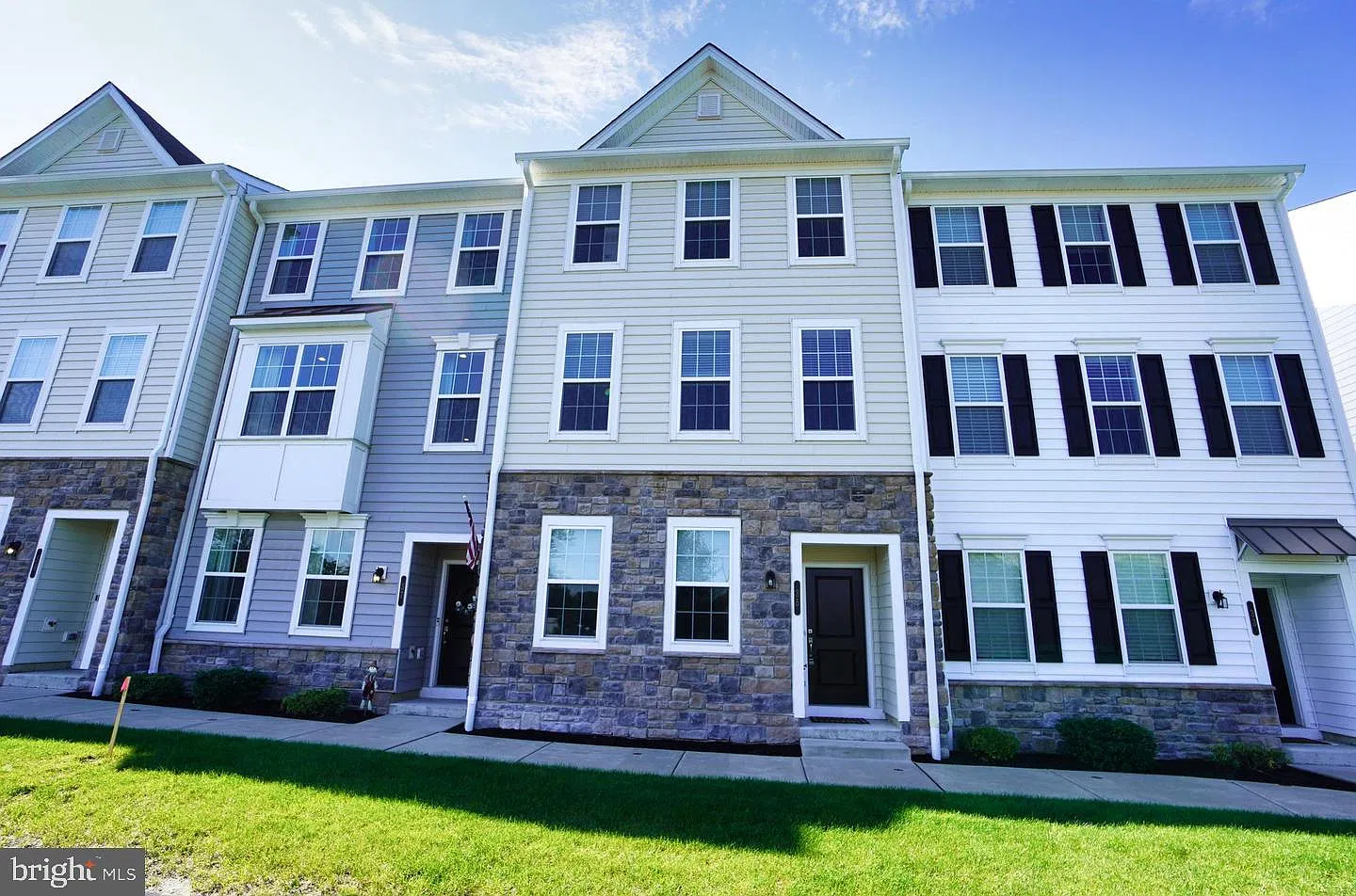 3 bed, 2.5 bath, 2000 sqft, $3,300 — Photo 1