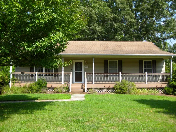 120 Surber Dr, Moneta, VA 24121