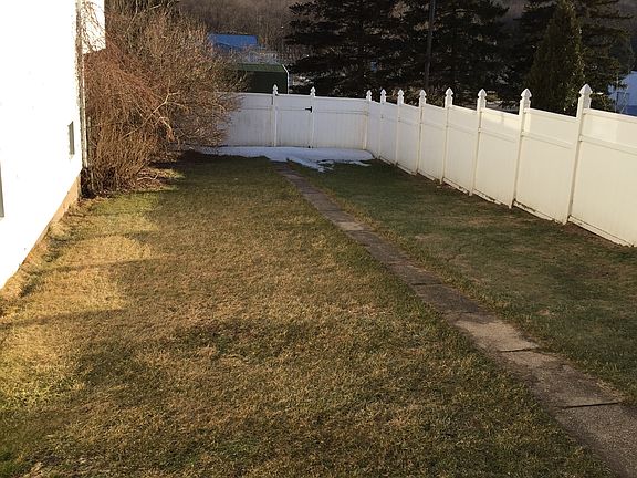 6' vinyl fenced in yard
