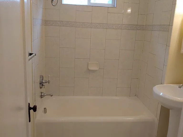 1002 N Watts St — Photo 14