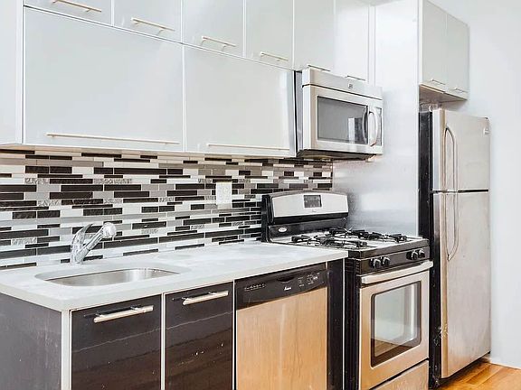 5th image of 323 Melrose St APT 1R