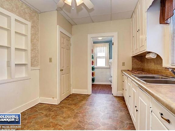 Kitchen w/ Built Ins