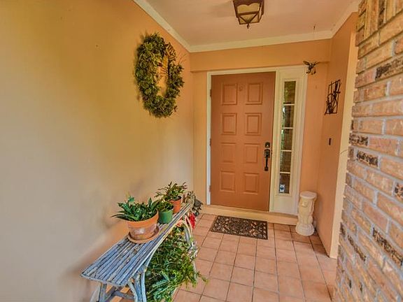 4th image of 916 Stratford Manor Dr