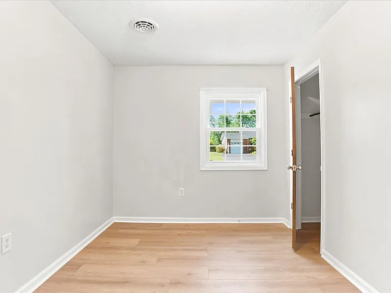 102 Linwood Ct — Photo 62