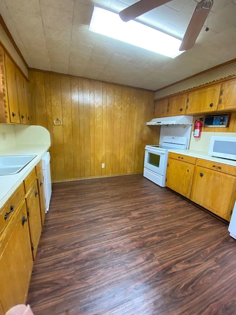 New Orleans French Quarter style-Downtown Cleburne apartment for rent — Photo 2