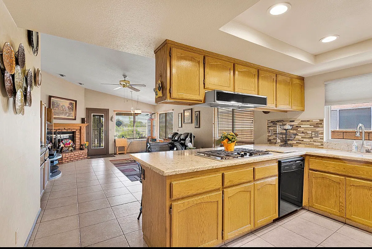 3 bed, 1892 sqft, $2,600 — Photo 3