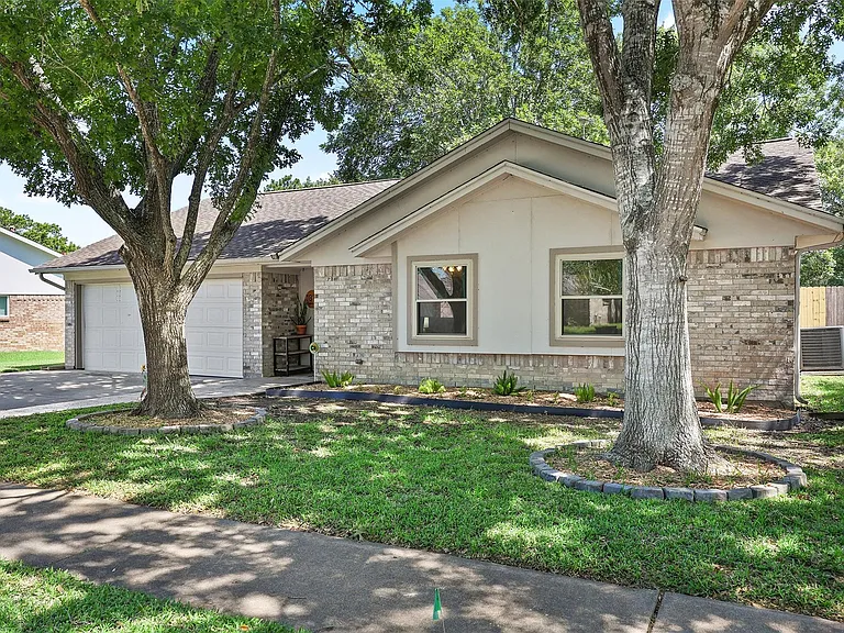 1819 Meadow Creek Dr — Photo 3