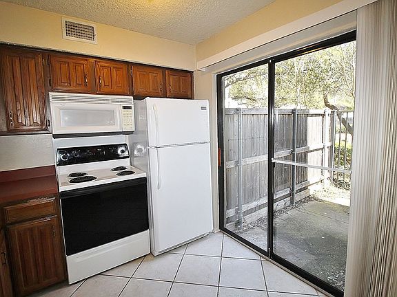 5th image of 14800 Enterprise Dr APT 3C