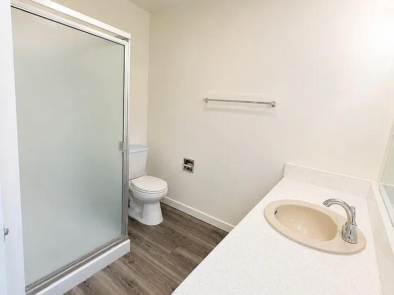 Lynrose Manor Apartments — Photo 44