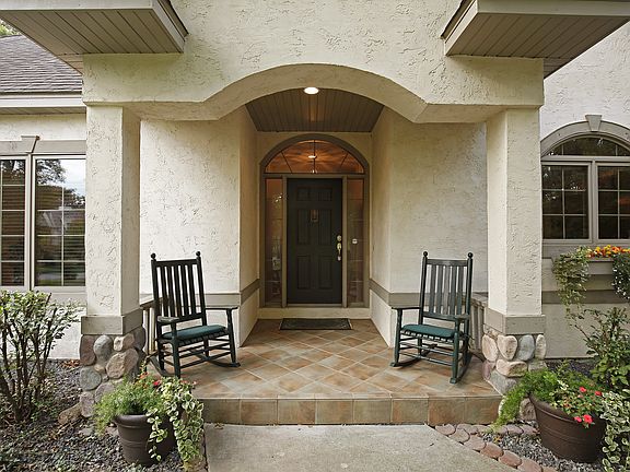 Nice front stoop area to sit