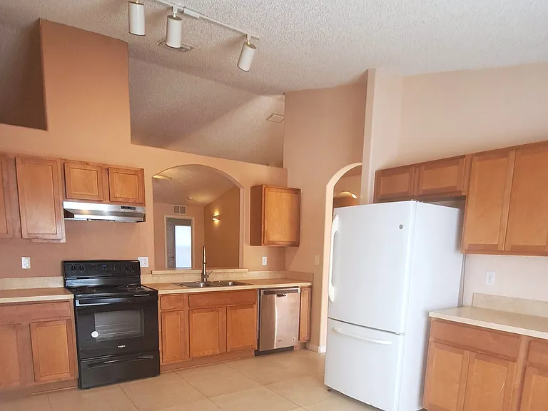 16 Lloshire Path — Photo 4