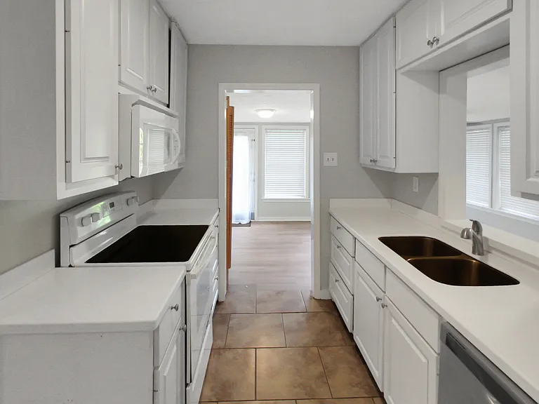 811 Oakwood Dr — Photo 4