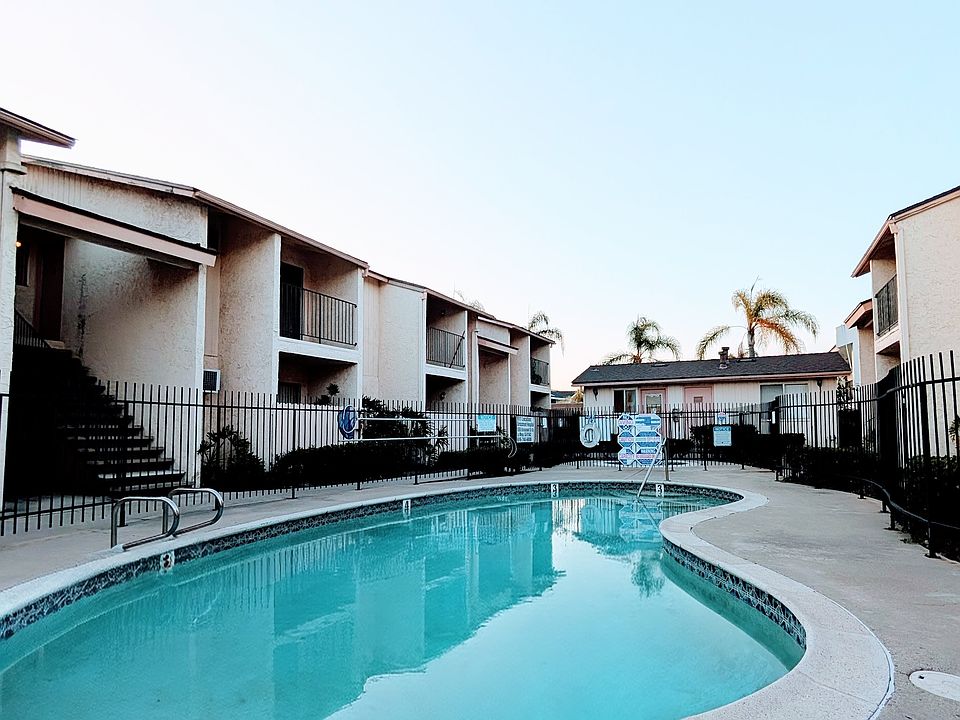Pool and spa area, open daily until 10pm.