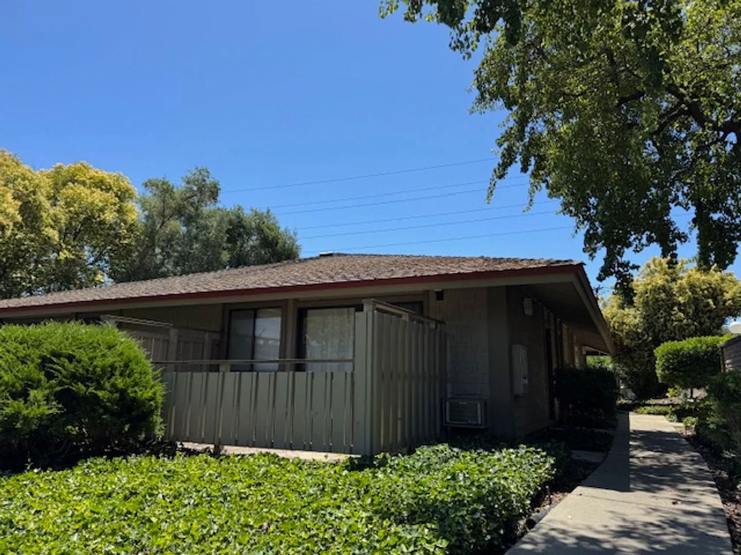 1 bedroom end unit with no upper or lower neighbors! — Photo 3