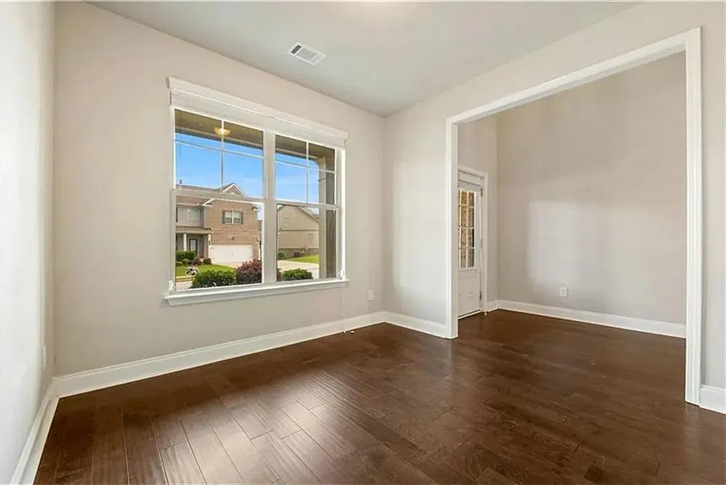 4 bed, 2.5 bath, 2342 sqft, $2,200 — Photo 4