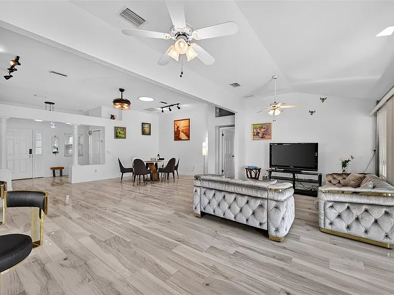411 Del Mar Dr — Photo 5