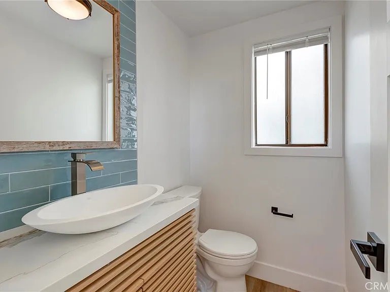 1090 Loma Dr — Photo 16
