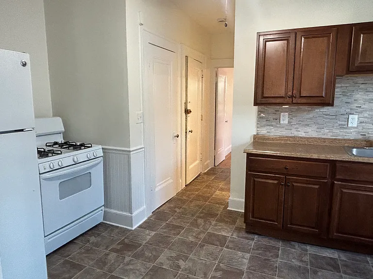 92 Anthony St #2R — Photo 8