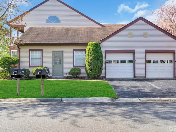 13 Canterbury Dr #H, Monroe Township, NJ 08831