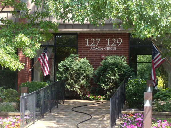 127 Acacia Cir APT 303, Indian Head Park, IL 60525