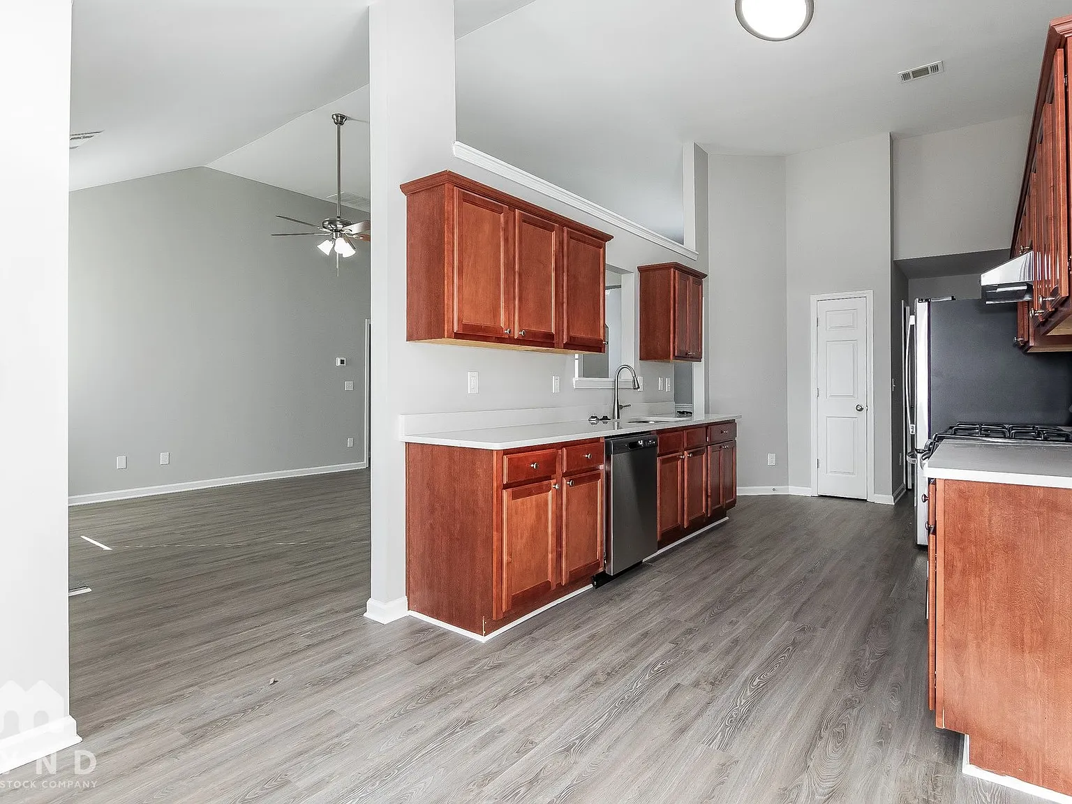 3 bed, 2.5 bath, 2407 sqft, $2,395 — Photo 3