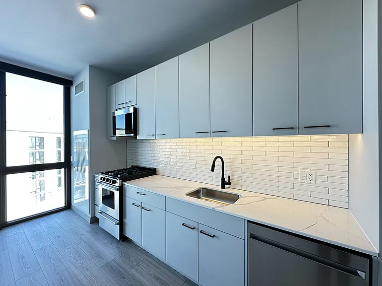 2155 N Elston Ave #17 — Photo 4