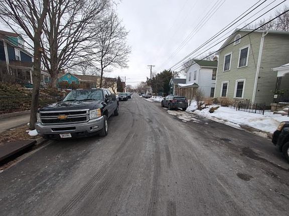5th image of 442 Oak St